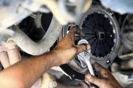 Removing the fan clutch without tools